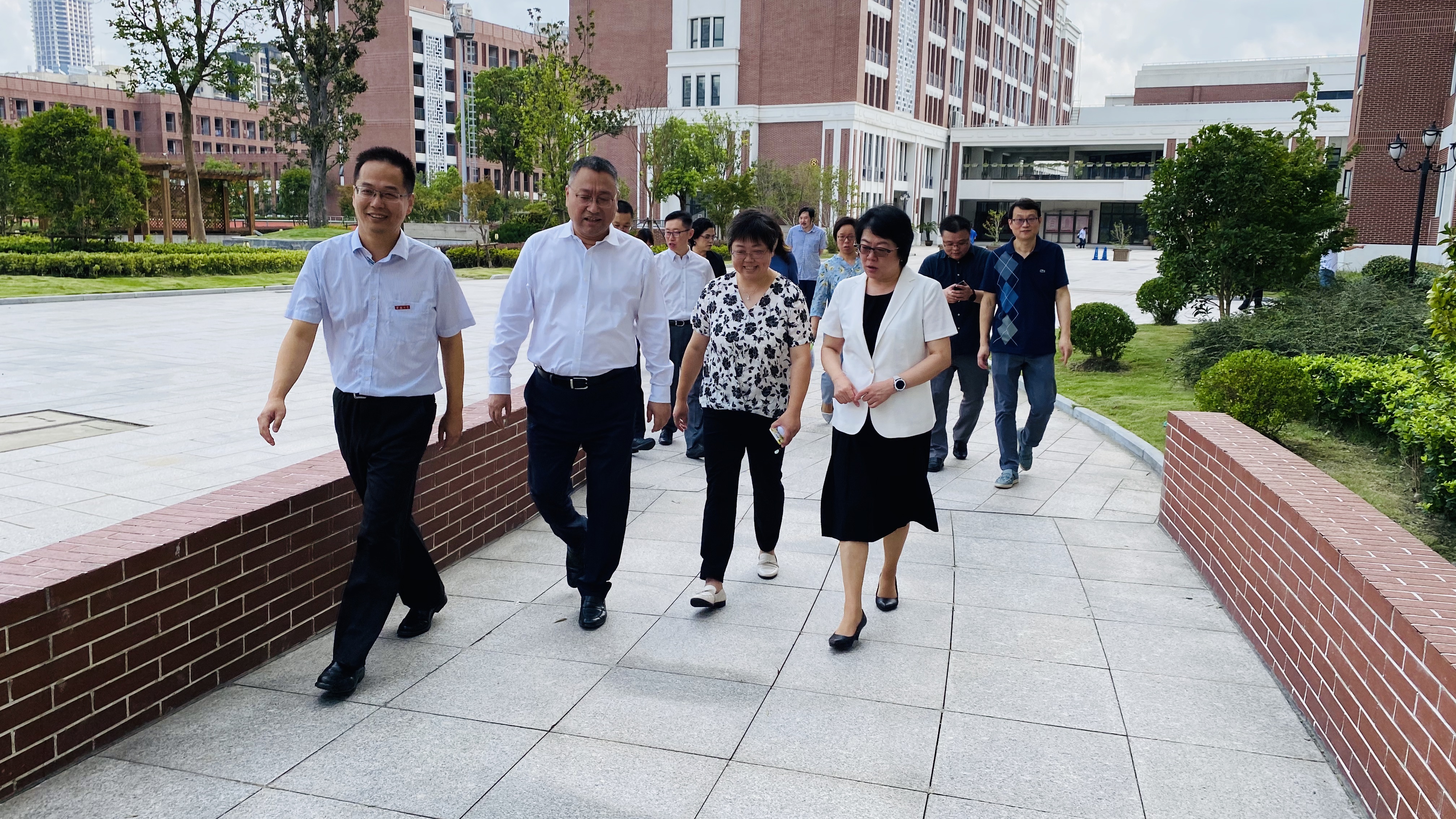 区领导调研曹杨二中开学工作