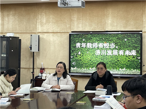 3月5日下午,洛川学校青年教师工作会议在二楼多功能厅召开,校长刘爱武